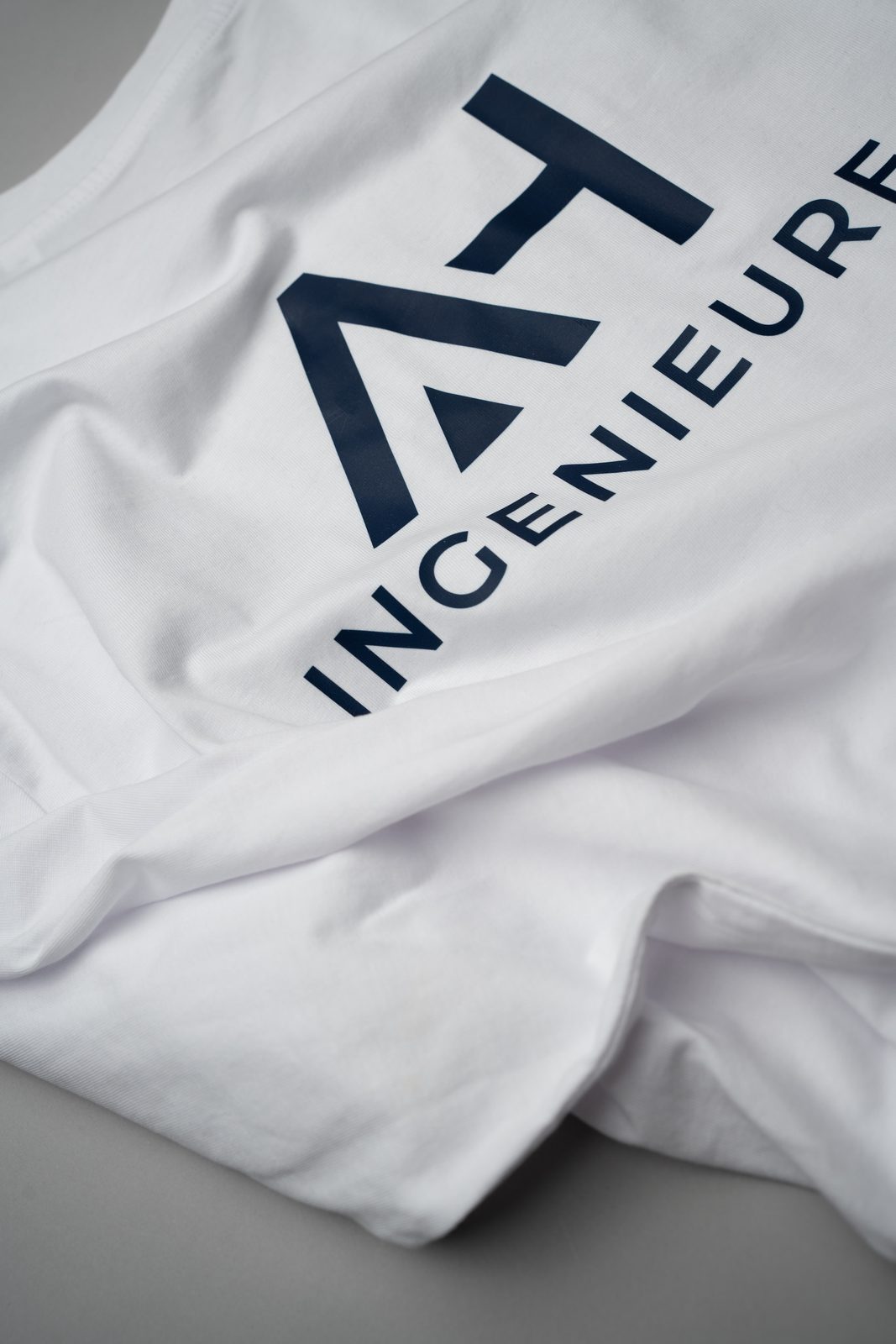 Close-up eines DTF-Drucks auf einem T-Shirt aus unserer Produktion