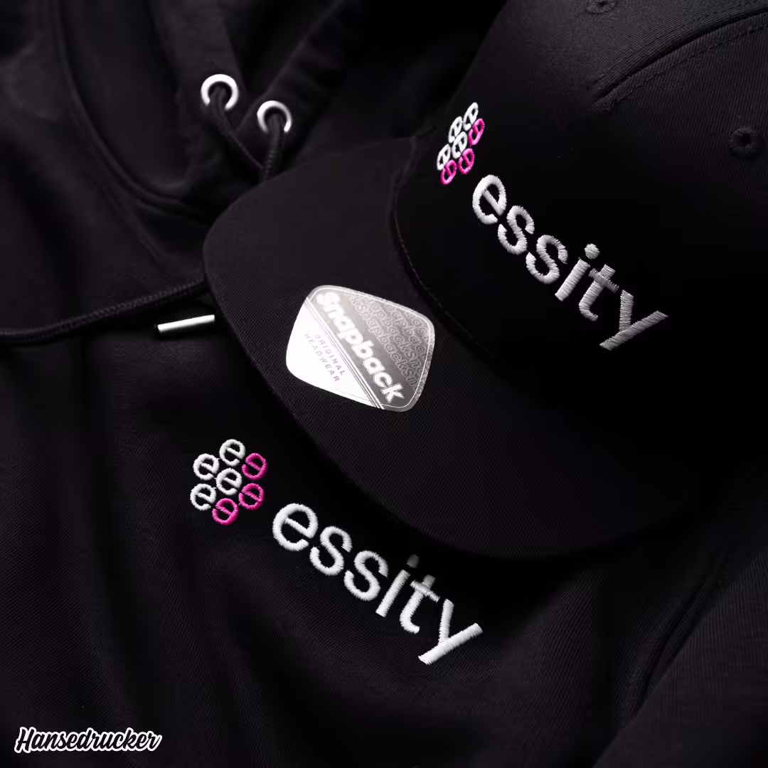 Bestickter Hoodie aus der Produktion in Hamburg