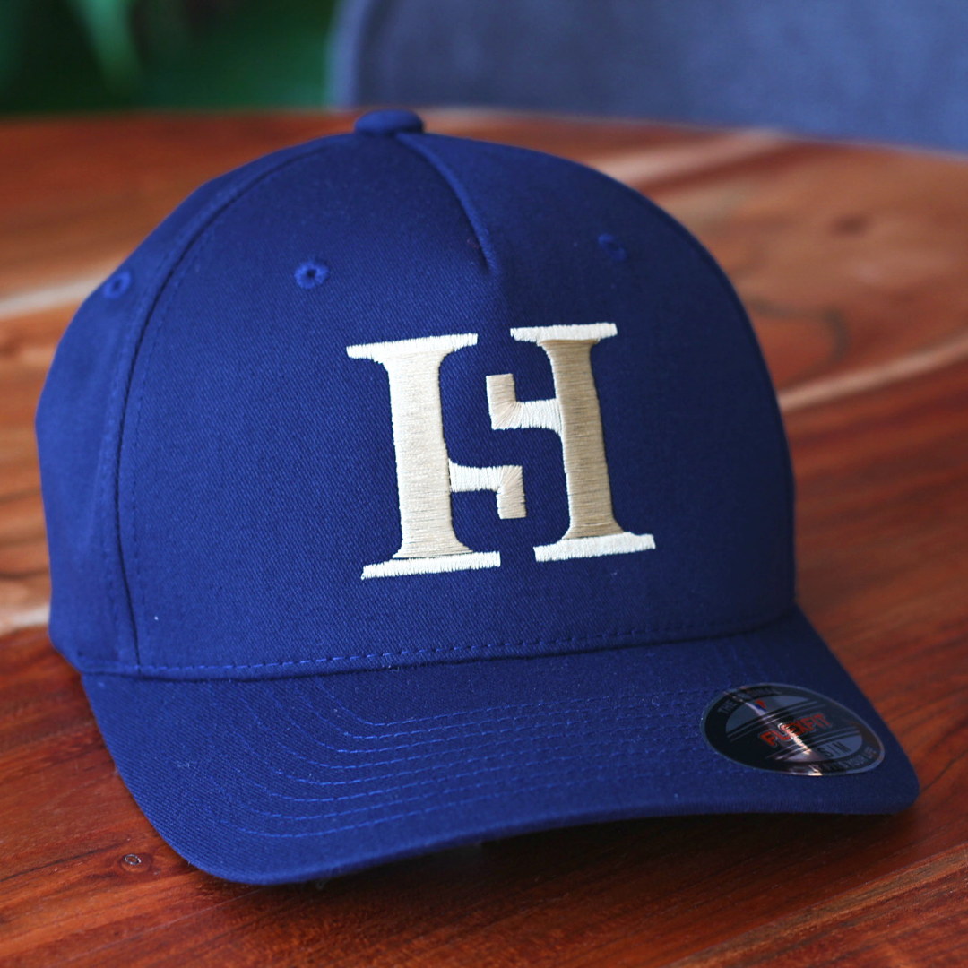 Bestickte blaue Cap mit Monogramm