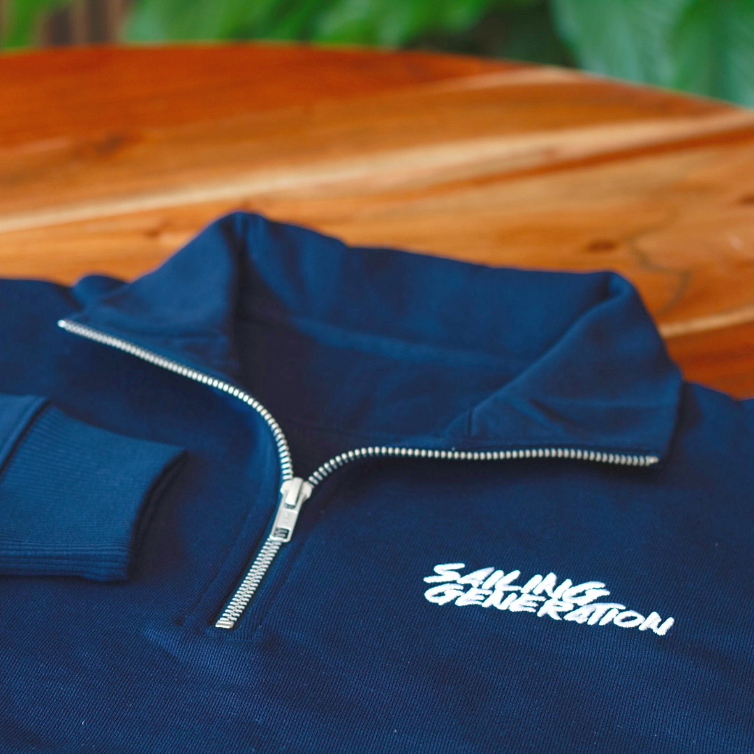 Bestickter Half-Zip-Pullover mit Sailing-Generation-Schriftzug