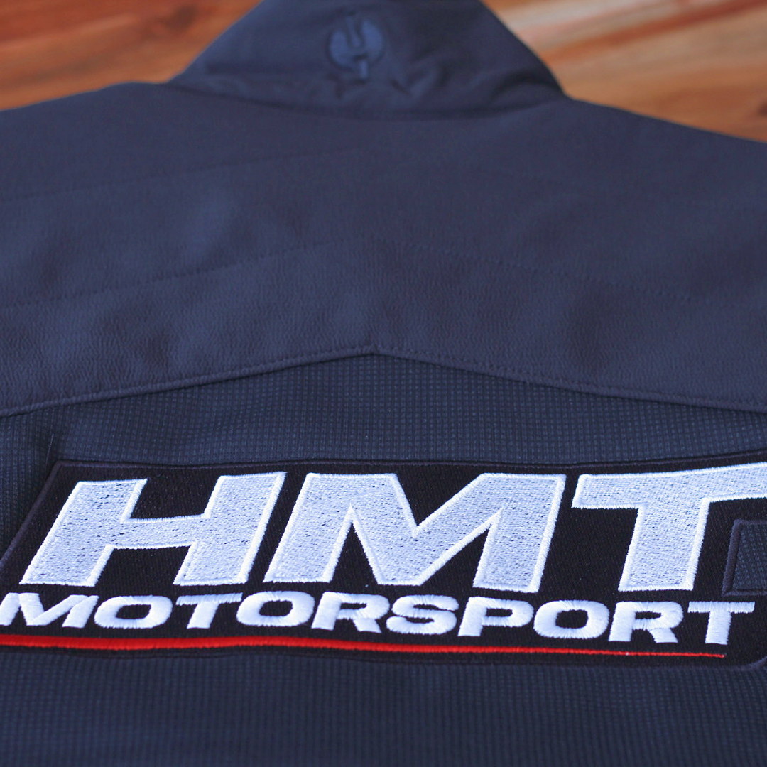 Ton-in-Ton-Stickerei auf dunklem Hoodie